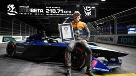 Auto eléctrico de Fórmula E establece récord Guinness de velocidad