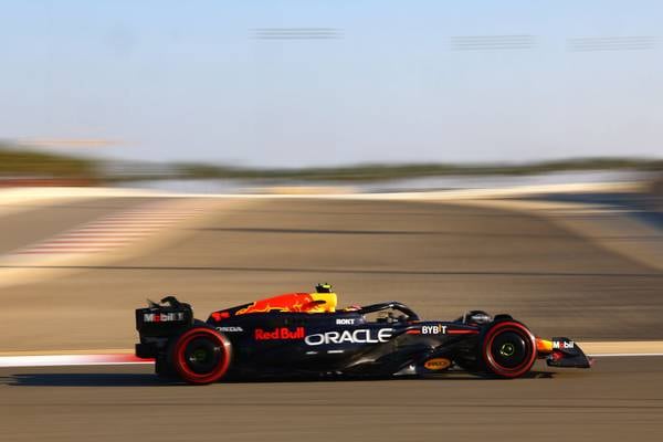 Verstappen logra su primera Pole Position y Checo en el Top 5
