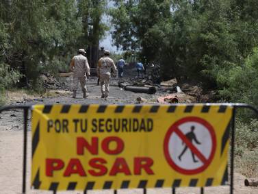Buzo de la Sedena entra a pozo para rescate de trabajadores en Sabinas, Coahuila