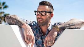 Adam Levine exhibe sus tatuajes y con nuevo look por Los Ángeles