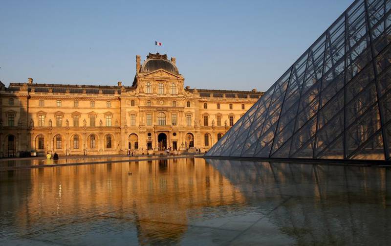Bloquean el acceso al Museo del Louvre en París