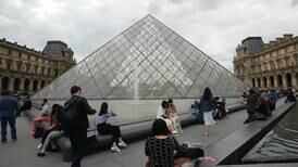 Museo del Louvre y Palacio de Versalles cierran sus puertas por amenaza de artefacto explosivo