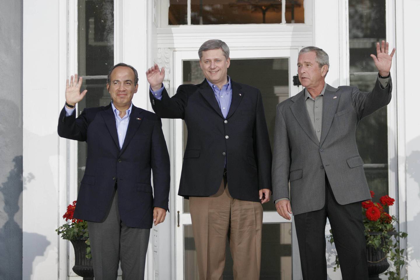 Montebello, Canada August 20, 2007.  The President Of The Republic, Felipe Calderón Hinojosa With Canadian Presidents Stephen Harper And George W.  Bush President Of The United States During The Official Photo &Quot;North American Leaders Summit&Quot;,  Photo Alfredo Guerrero/Cuartoscuro.com