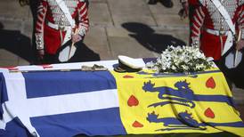 Príncipe Felipe es despedido por la Familia Real en un sentido funeral