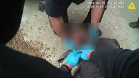 Hombre latino deja de respirar tras ser sometido por policías en California