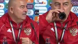Técnico de Rusia responde a Cristiano Ronaldo y toma refresco en conferencia