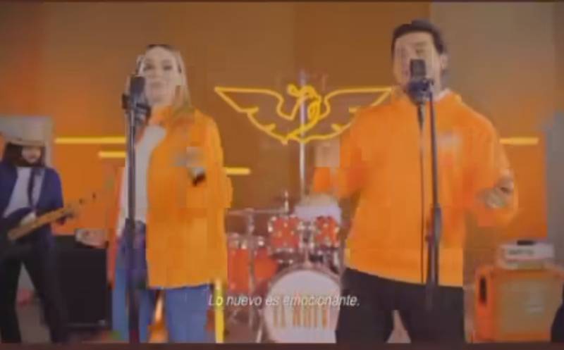 En el video ambos aparecen con ropa naranja.