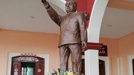 Reinstalan estatua de Miguel Barbosa en Zinacatepec, su lugar natal 