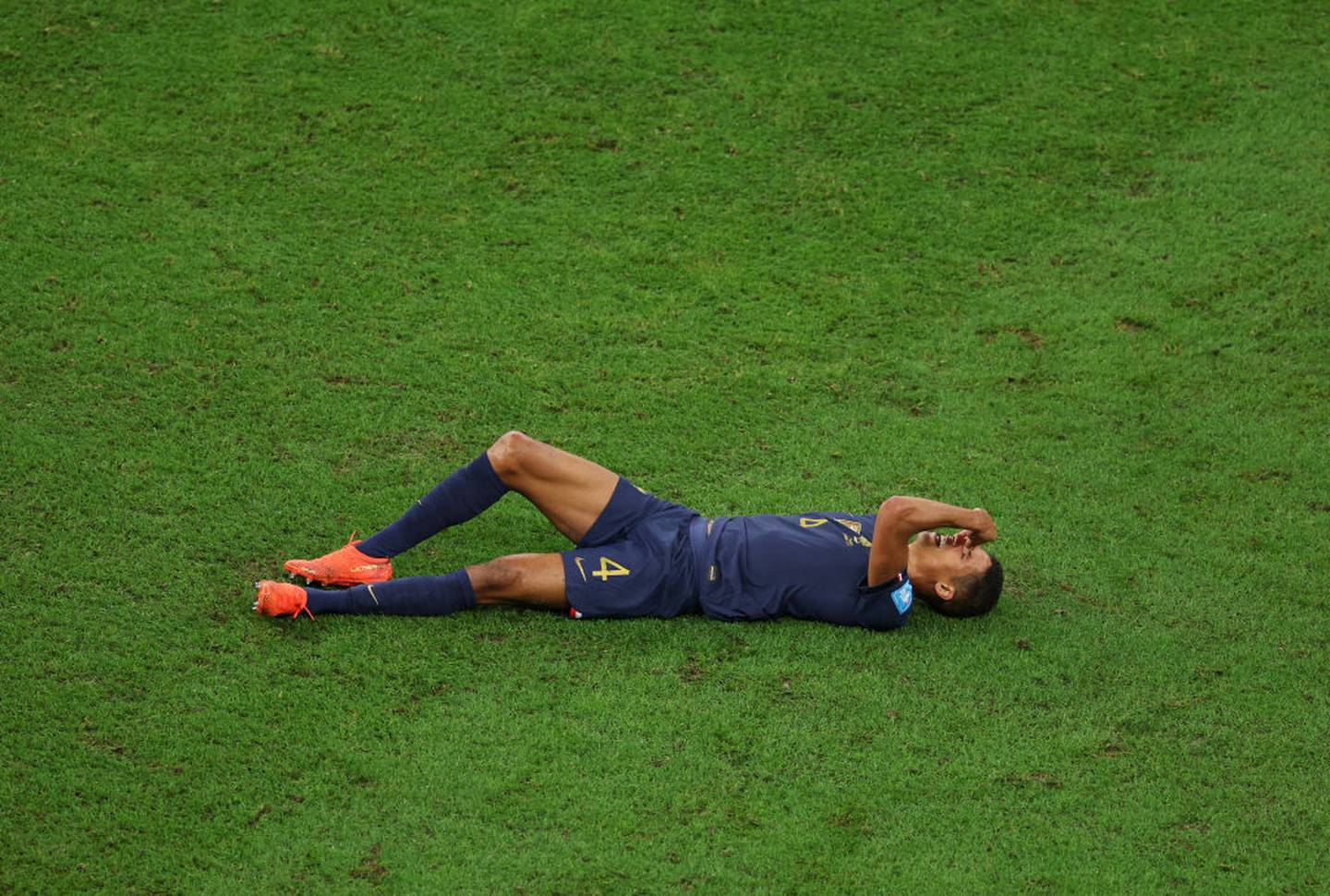 Varane fue el otro jugador de Francia que salió del terreno por lesión