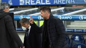 Diego Simeone se pelea con aficionados de la Real Sociedad que atacaron autobús del Atlético