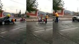 Abuelito adorna triciclo para ir a la caravana de graduación de su nieta