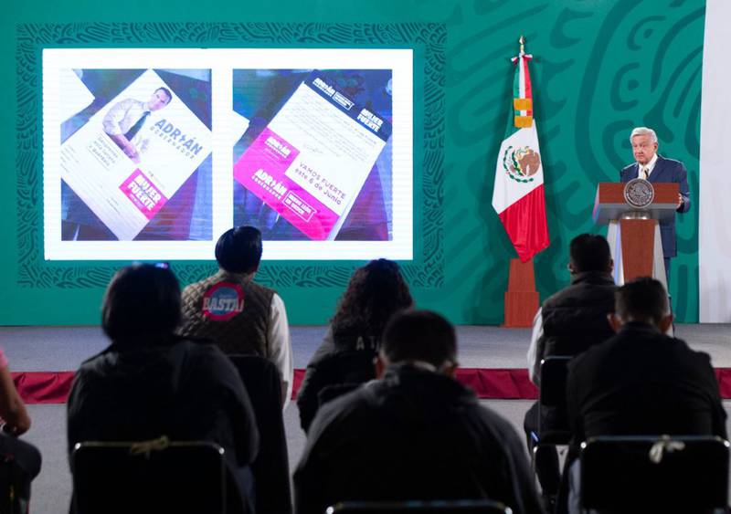 El presidente volvió a mostrar la tarjeta atribuida a Adrián de la Garza