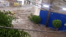Fuertes lluvias dejan daños en viviendas y vialidades en la capital