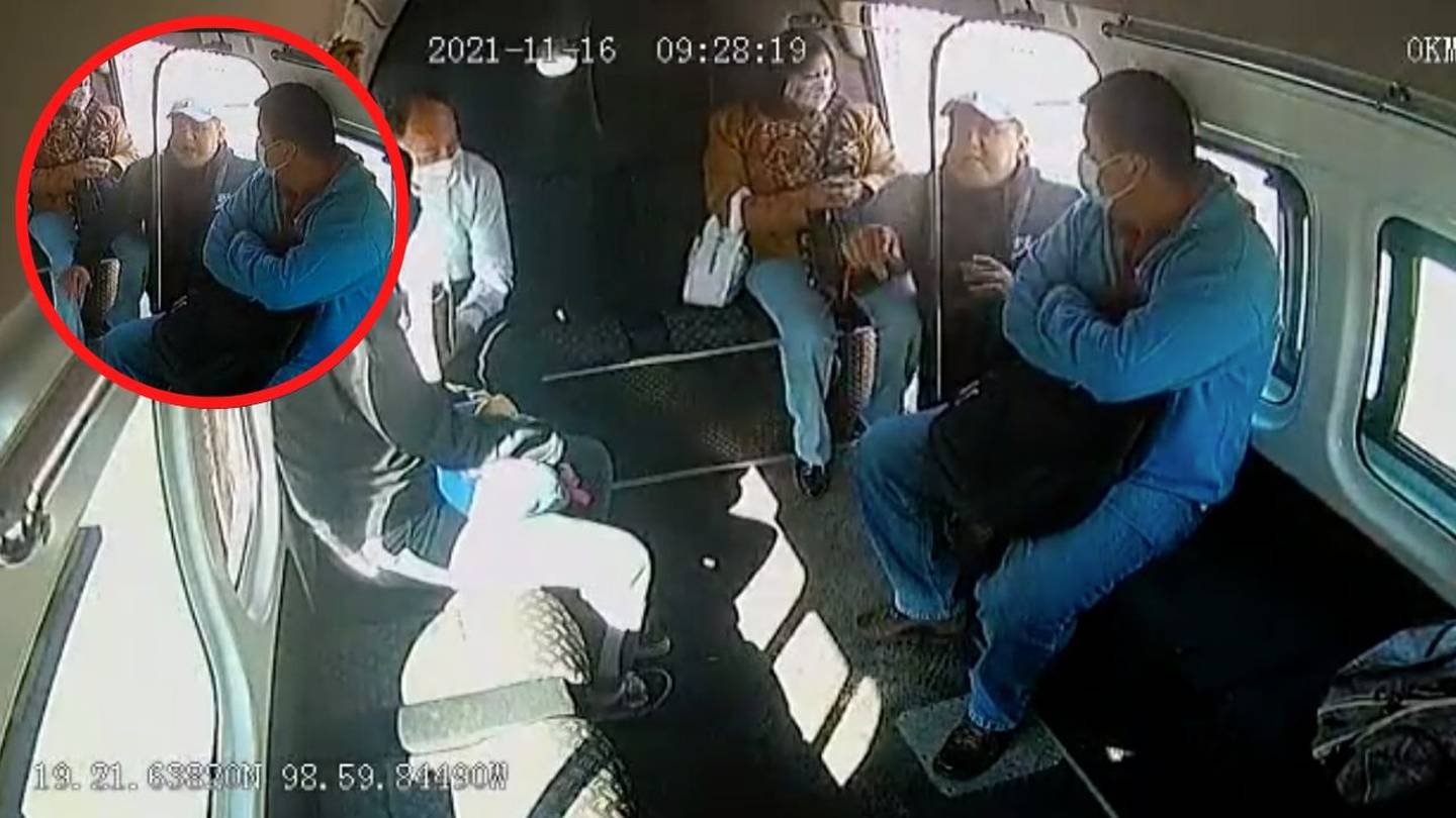 Instante en el que un hombre intenta asaltar a usuarios de una combi en el Estado de México