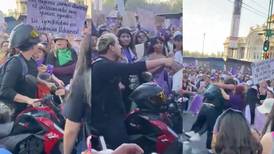 Motociclista golpea a feminista en marcha del 8M en CDMX por el Día Internacional de la Mujer