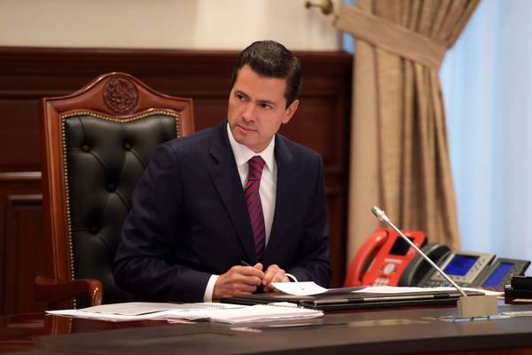 Irrumpe Peña Nieto en la escena electoral de México tras casi seis años de autoexilio
