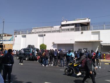 Normalistas de Ayotzinapa vandalizan camión, lanzan petardos y tumban puerta del Centro Federal de Arraigos