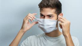 Médicos piden regresar el uso obligatorio de cubrebocas ante repunte de casos de gripe, influenza y Covid-19