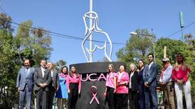 Develan en Coyoacán escultura en memoria de víctimas de cáncer de mama