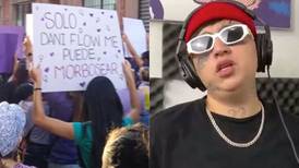 Manifestante del 8M genera polémica por pancarta en apoyo a las letras de Dani Flow