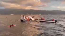 Lancheros rescatan a pasajeros de yate que se hundió en Puerto Vallarta