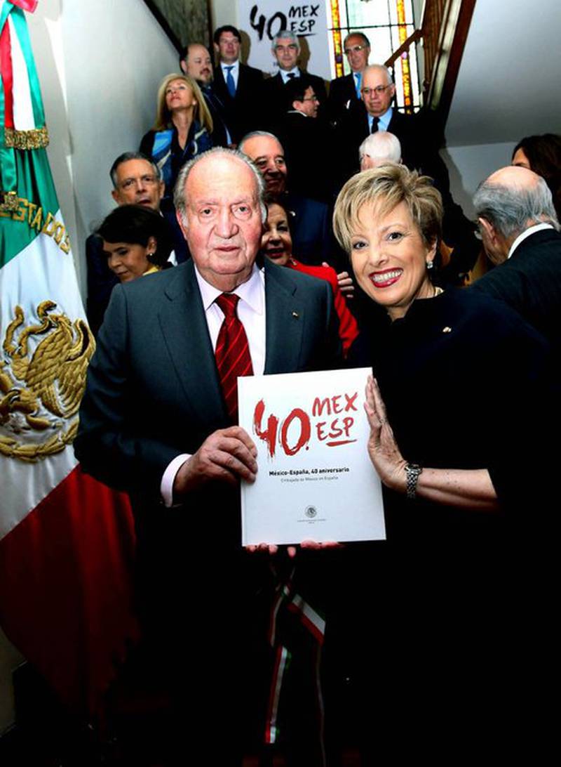 La Embajadora de México En España, entregó un libro al Rey Emérito Juan Carlos y personalidades clave en estos años