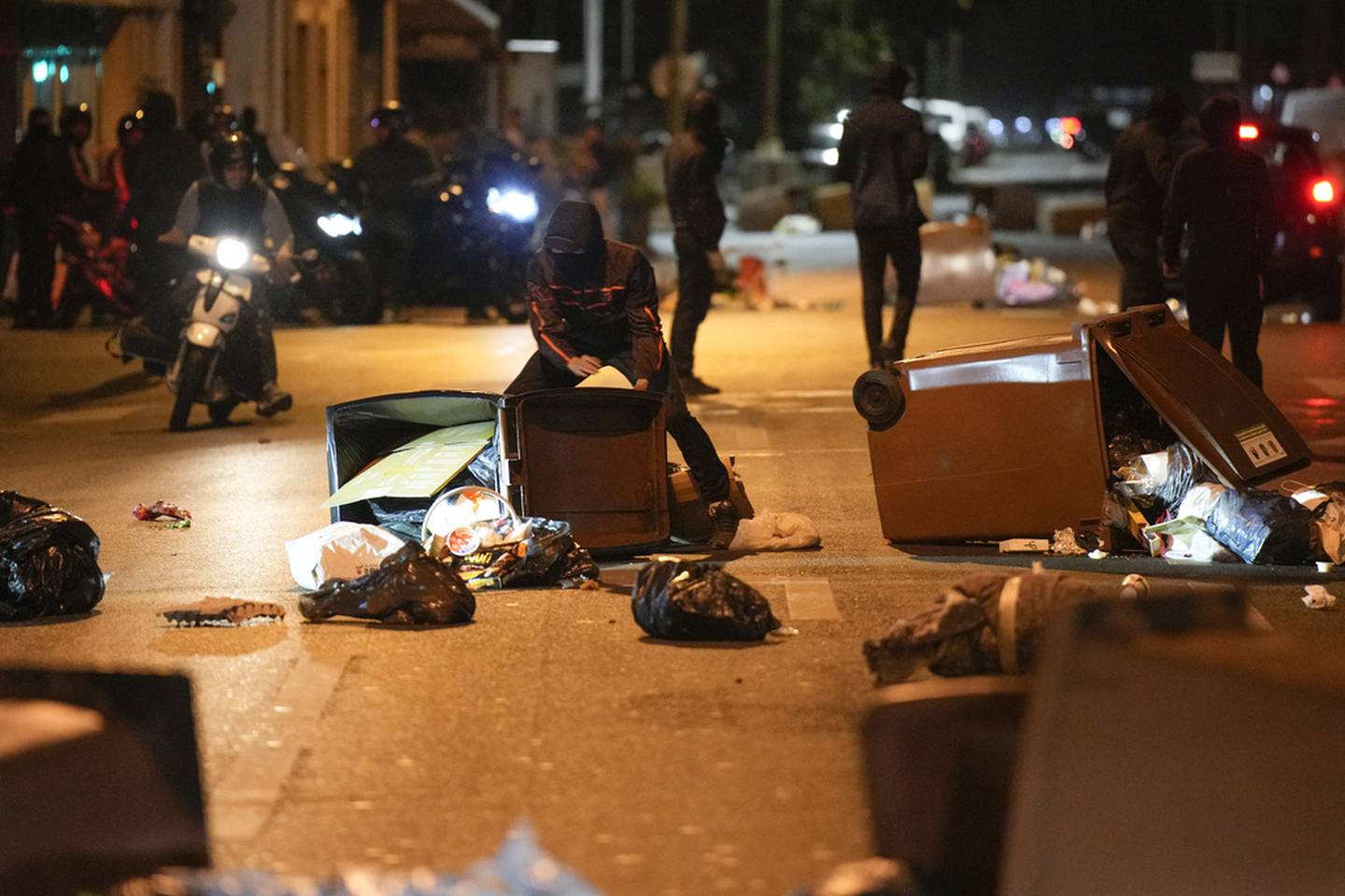 Manifestantes bloquean una calle con botes de basura en Colombes, Francia (AP).