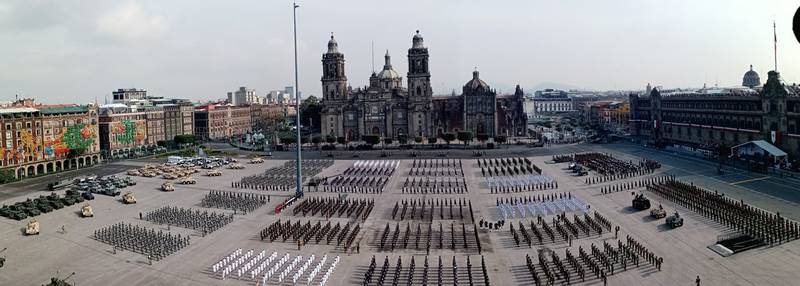 Previo al desfile militar de aniversario del grito de independencia de México así luce la plancha del Zócalo Capitalino.