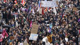 Protestas azotan Francia, pero con multitudes más pequeñas