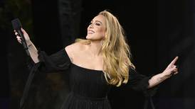 Fans mexicanos ponen de cabeza a Adele para que les haga el ‘milagrito’