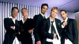 Backstreet Boys hace remake de controversial portada en paños menores 24 años después