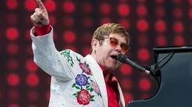 Elton John es hospitalizado de emergencia