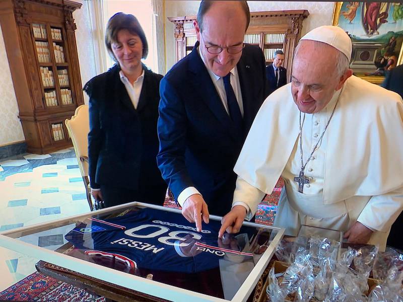 El primer ministro francés le hizo una serie de regalos al Papa Francisco y entre ellos se encontraban una camiseta aurografiada por Lionel Messi