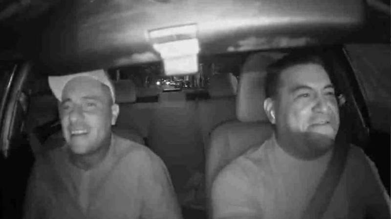 La burla de los asaltantes quedo grabada en video por la cámara instalada en el automóvil.