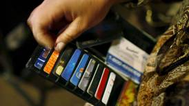 Proponen reducir las tarifas que los bancos cobran por falta de fondos en tu tarjeta