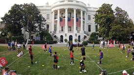 Casa Blanca transforma sus jardines en canchas de futbol