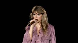 ¡El staff de Taylor Swift fue captado comprando mercancía pirata de la cantante!