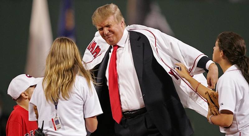 Trump ya había tenido apariciones en parques de beisbol como en 2006 en Fenway Park|GETTY IMAGES