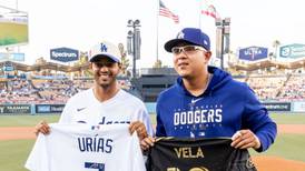 Carlos Vela y Julio Urías juntos en juego de los Dodgers