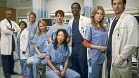 Elenco de Grey’s Anatomy se reencuentra en la alfombra azul de los People’s Choice Awards