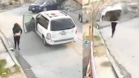 Al intentar estacionar su vehículo, mujer vuelca su camioneta en un canal en Tijuana
