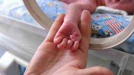 Comisiones del Senado aprueban permiso de paternidad de 20 días: ¿en qué consiste?