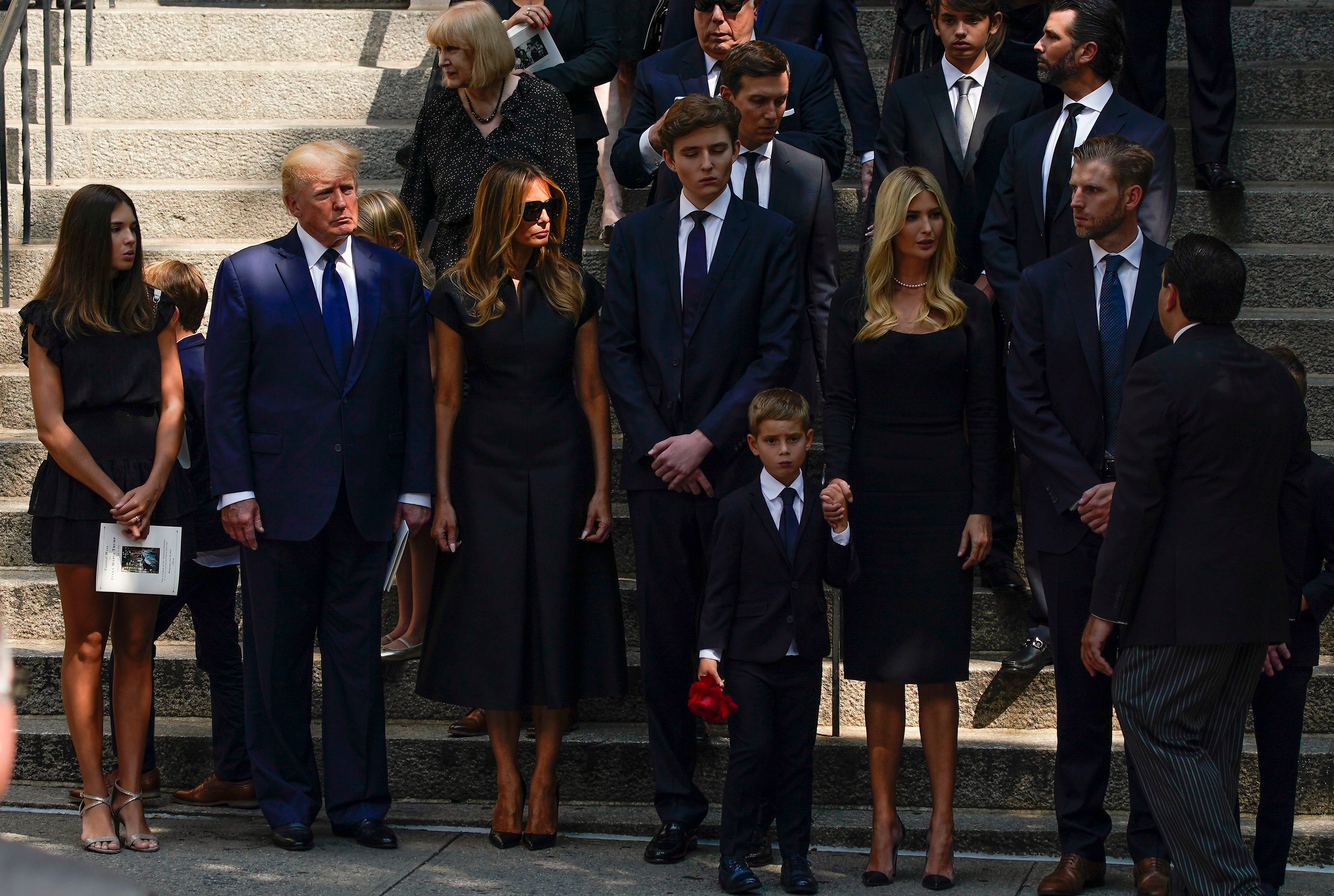 Donald Trump e hijos le dieron el último adiós a Ivana Trump en Nueva York Donald Trump e hijos le dieron el último adiós a Ivana Trump en Nueva York