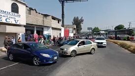 Vecinos bloquean Av. Central en Ecatepec por fuerte olor a gas