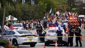 Conductor de camioneta embiste a multitud en desfile del orgullo en Florida