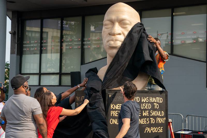 Estados Unidos: Estatua de afroamericano George Floyd es vandalizada