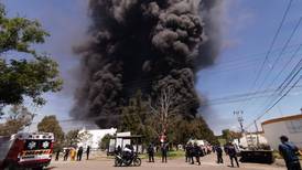 Evacuan escuelas, casas y oficinas por incendio de fábrica en Morelia