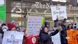 Mexicanos pro-AMLO en EU protestan afuera del NYT por reportaje que lo vincula con el narco