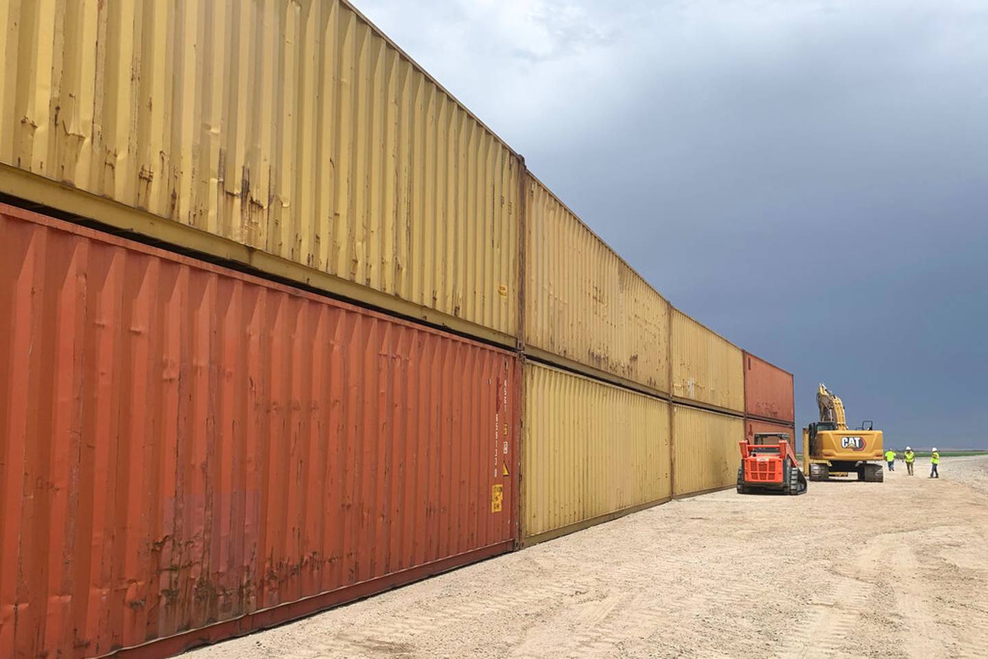 Contenedores de carga utilizados para llenar un hueco de 300 metros en el muro fronterizo con México cerca de Yuma, Arizona.