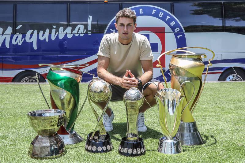 Santiago Giménez, junto a sus trofeos